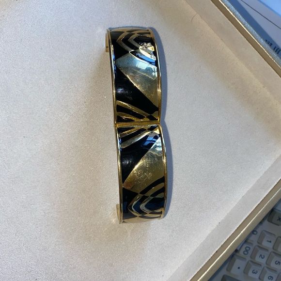 Various bracelets and bangles. All in fine condition​ - Picture 6 of 10